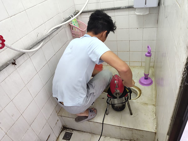 良庆管道堵塞冒臭气 专业师傅现场解决问题