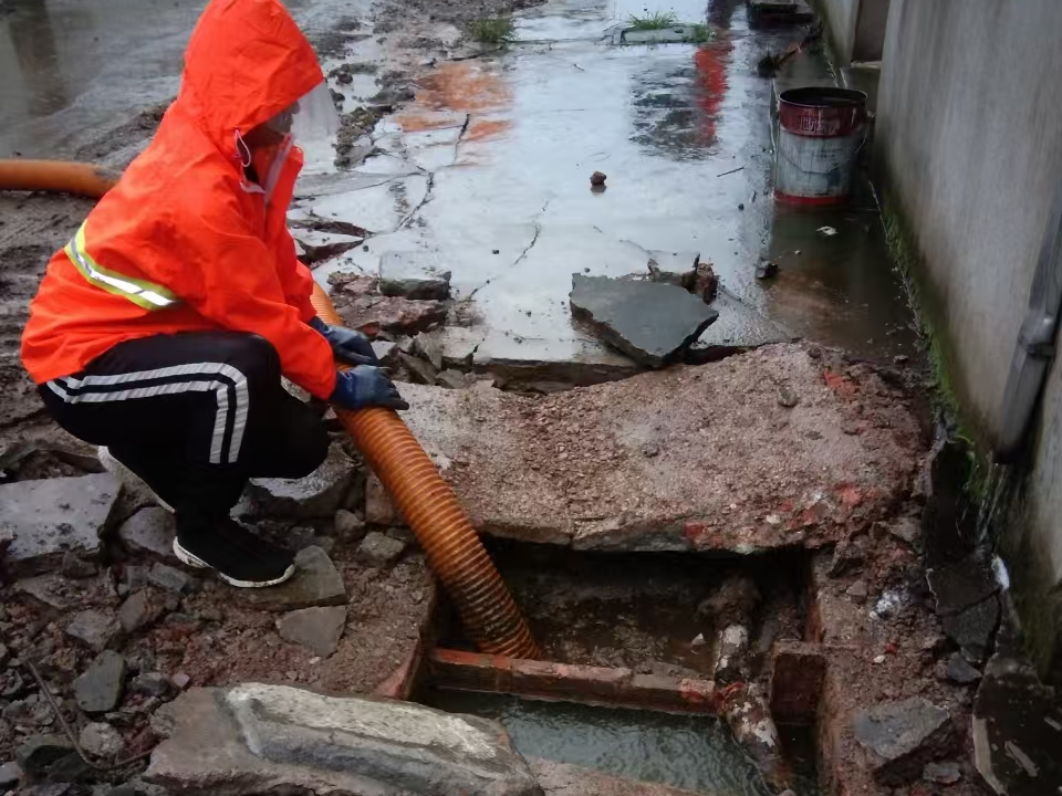 良庆专业清理污水池 炜誉市政以规范流程守护城市 “肠道”