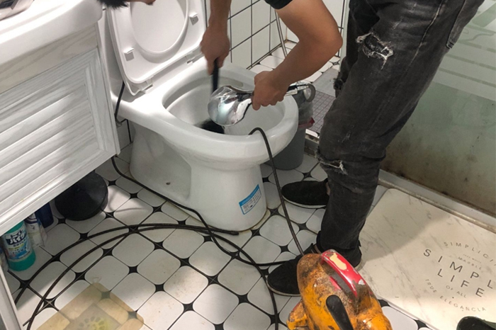 良庆马桶堵塞自己疏通还是找师傅？专业上门服务让你省时更省心