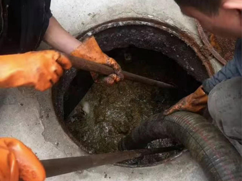 良庆清理化粪池时如何避免沼气的危害？